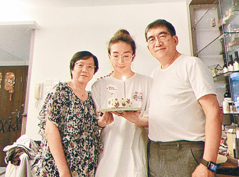 MIRROR演唱会意外|阿MO转脑神经外科病房 父亲兄长剃光头打气