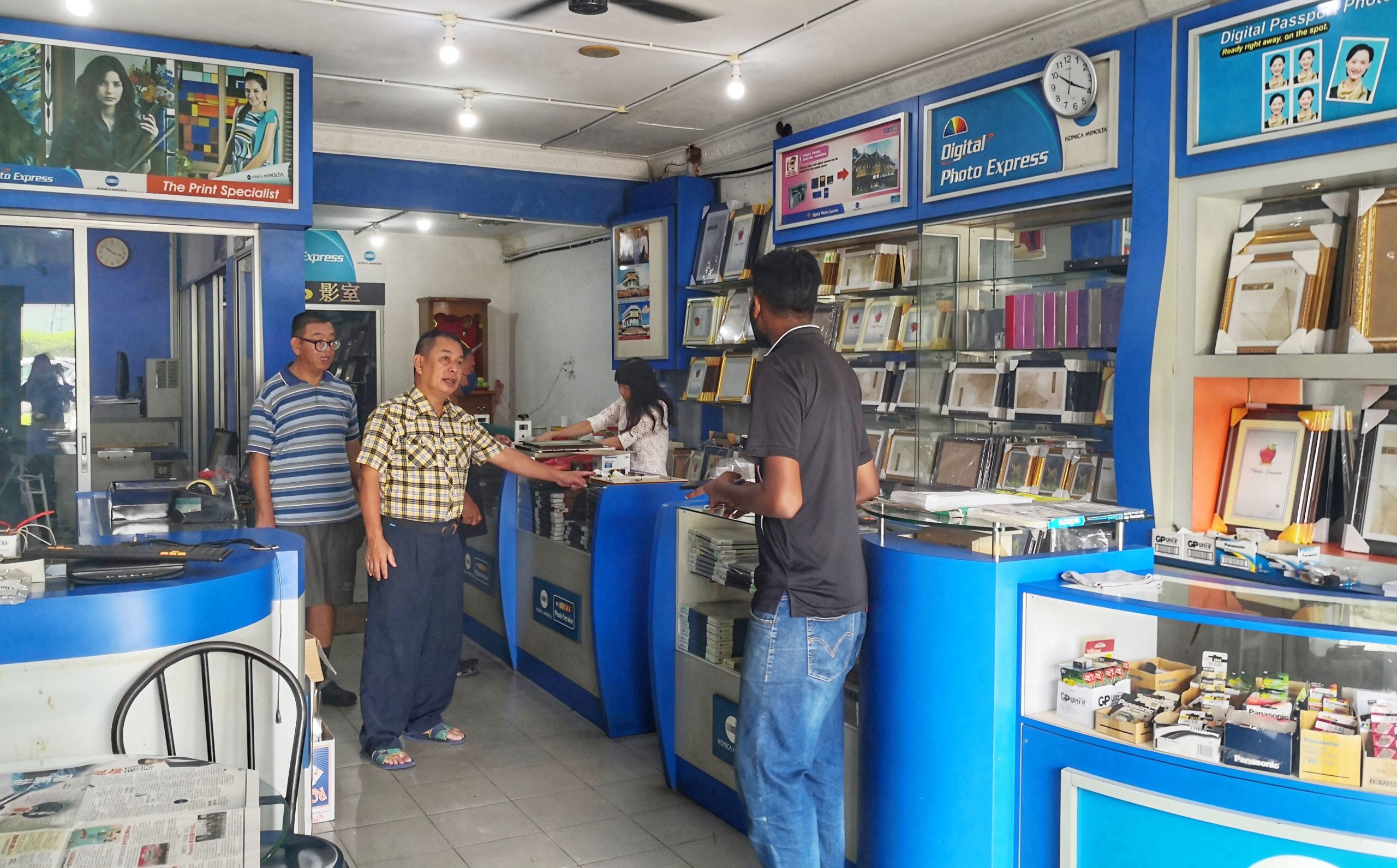 NS主文/线上更新护照,相馆每天迎来拍护照生意