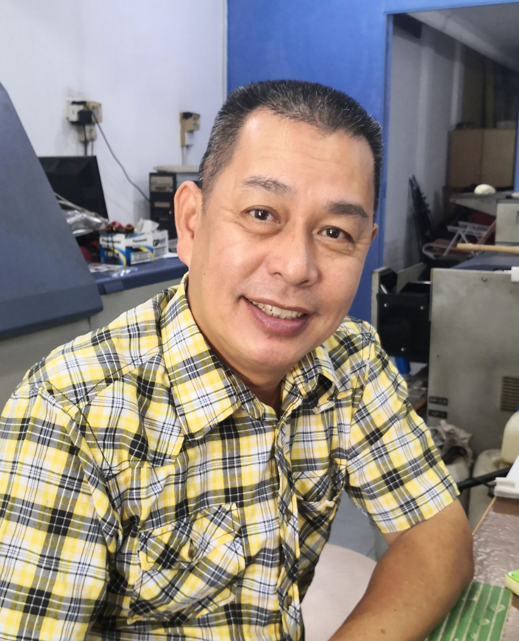 NS主文/线上更新护照,相馆每天迎来拍护照生意