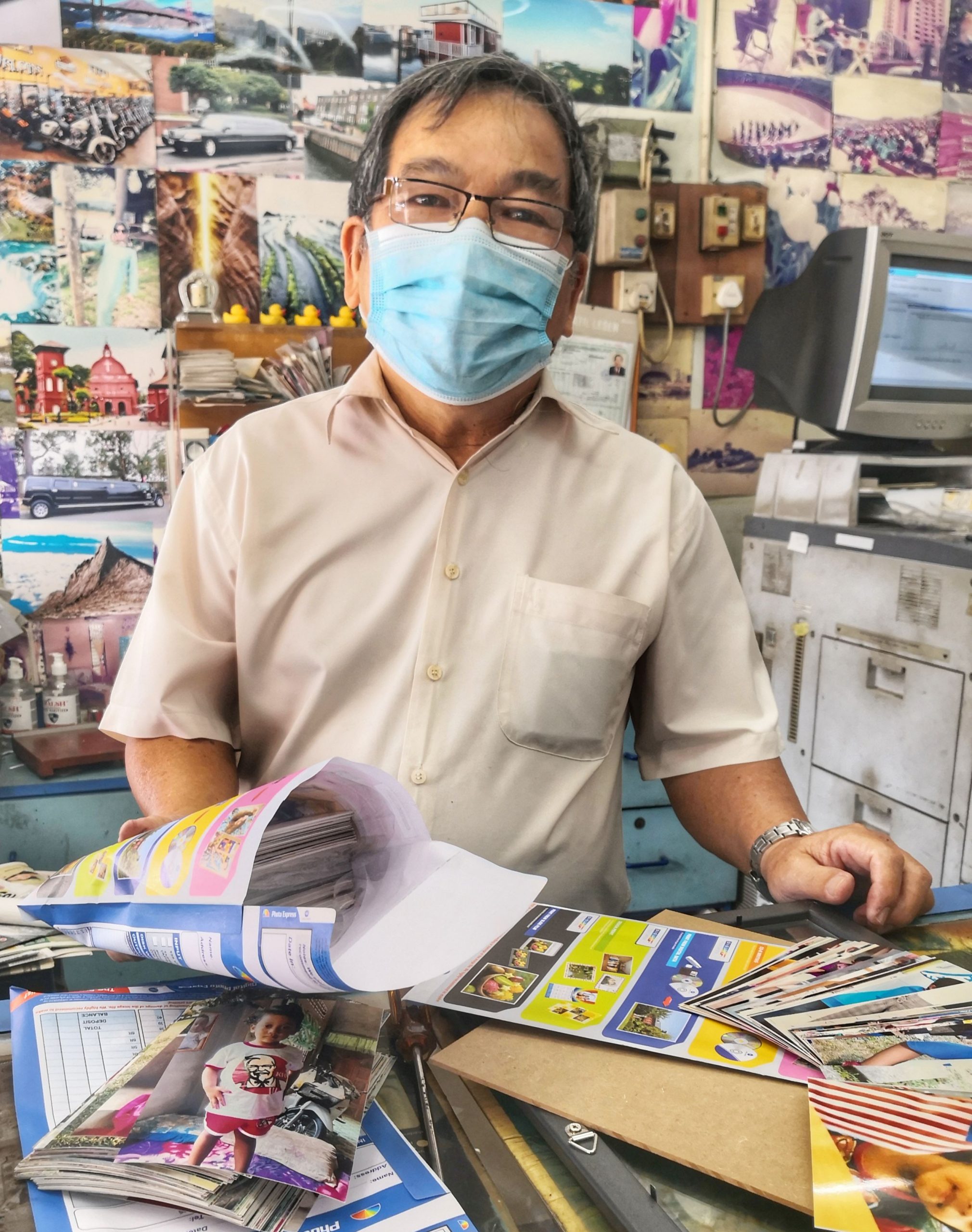 NS主文/线上更新护照,相馆每天迎来拍护照生意