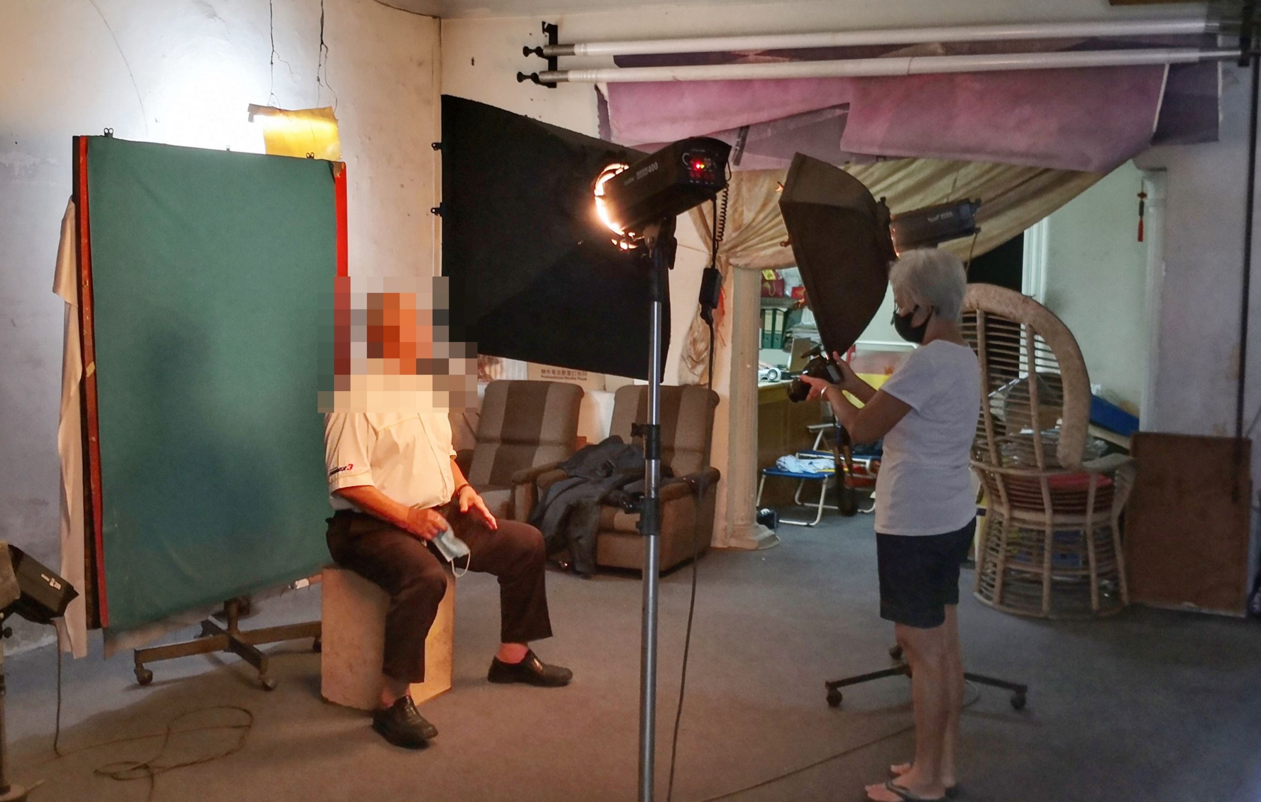 NS主文/线上更新护照,相馆每天迎来拍护照生意