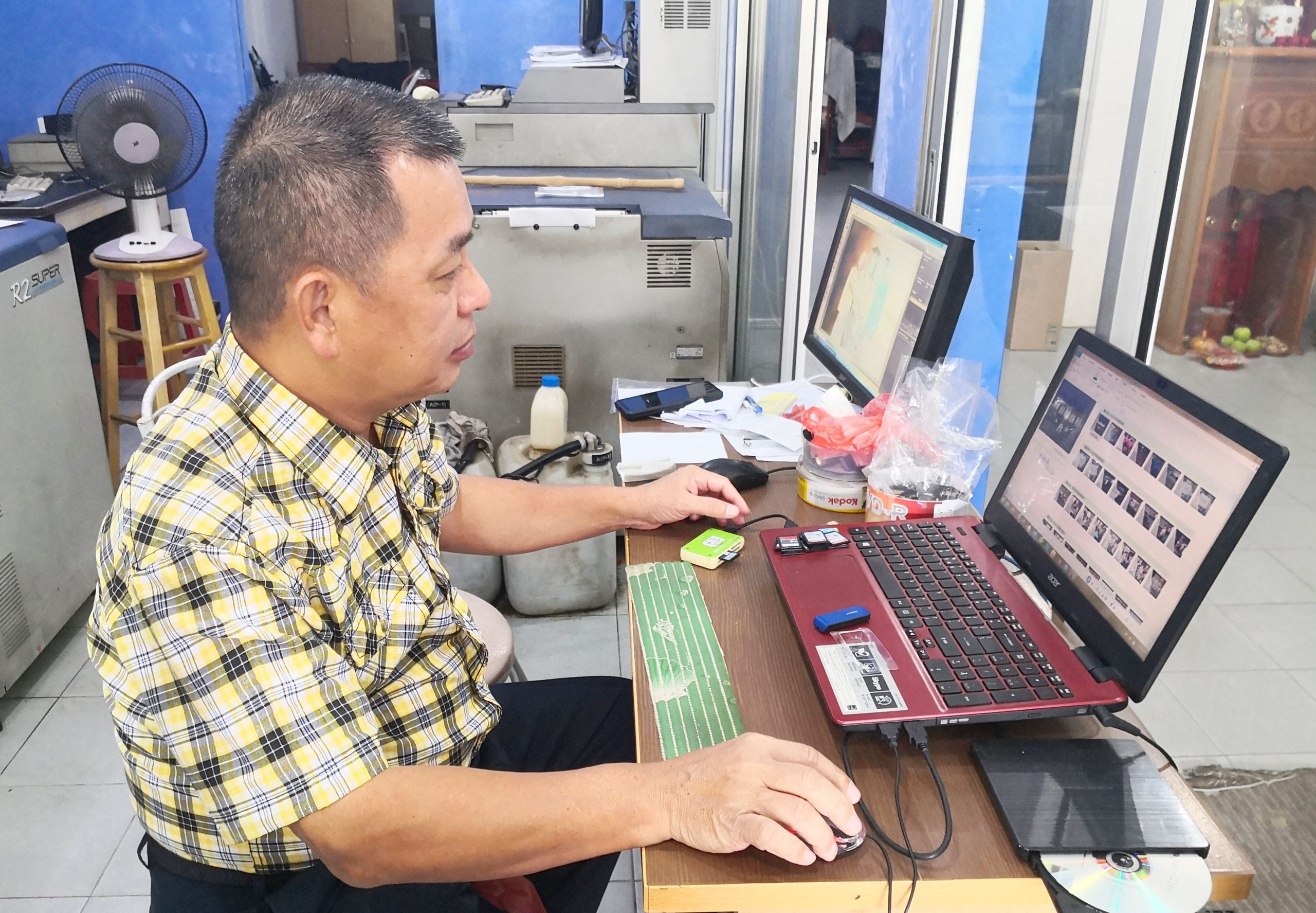 NS主文/线上更新护照,相馆每天迎来拍护照生意