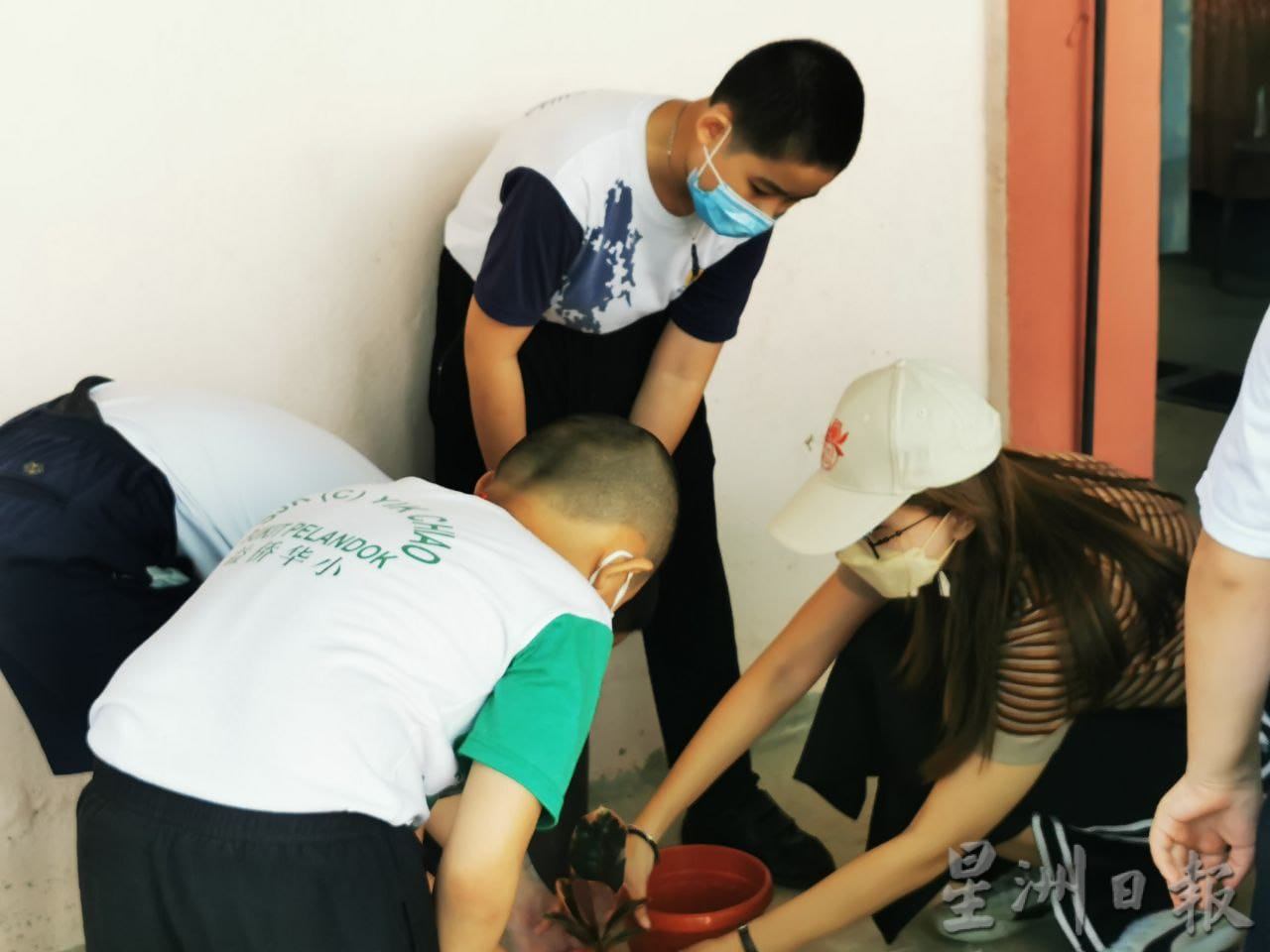 益侨华小、佛光会举办植树运动