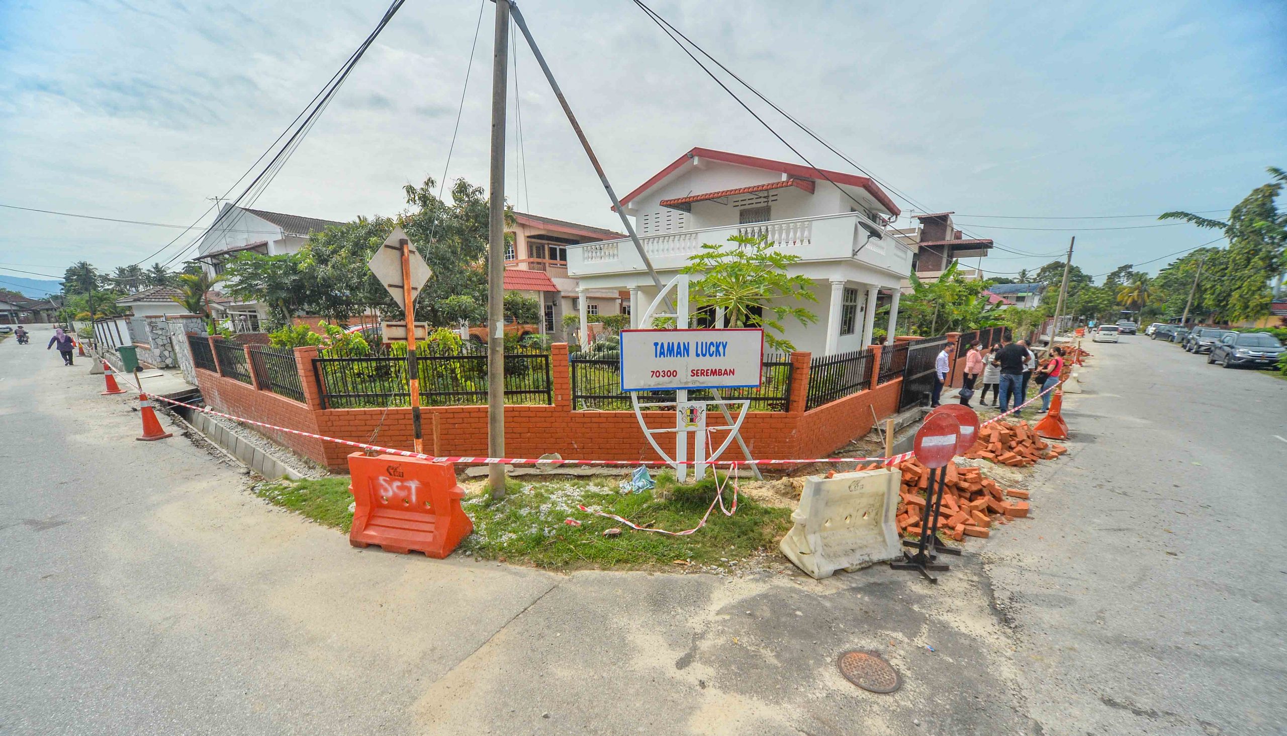 NS芙蓉/提升沟渠工程将居民门前铁沟盖全拆除因不满，玛丽约瑟芬邀官员、承包商一起巡视聆听民声