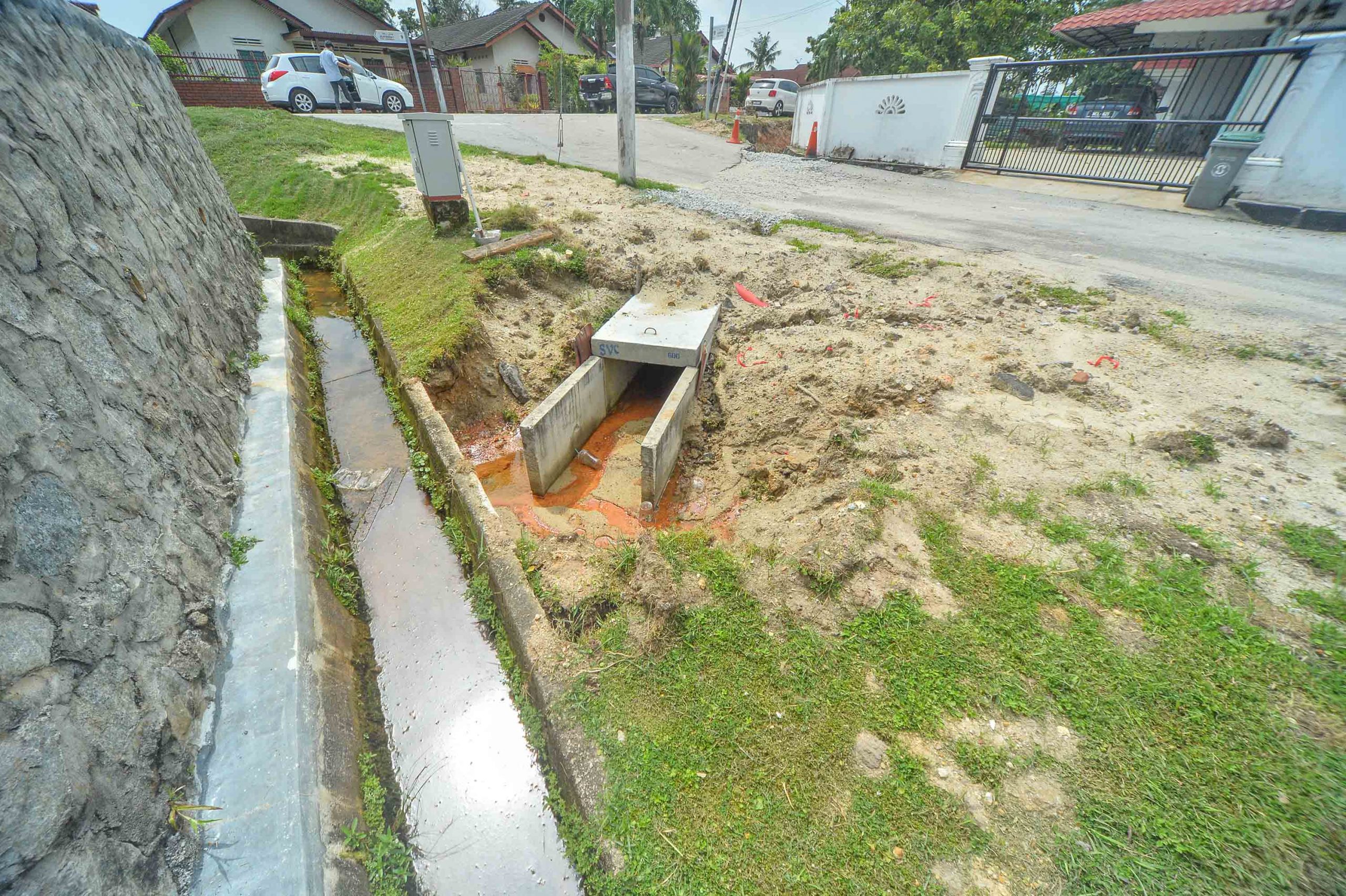 NS芙蓉/提升沟渠工程将居民门前铁沟盖全拆除因不满，玛丽约瑟芬邀官员、承包商一起巡视聆听民声