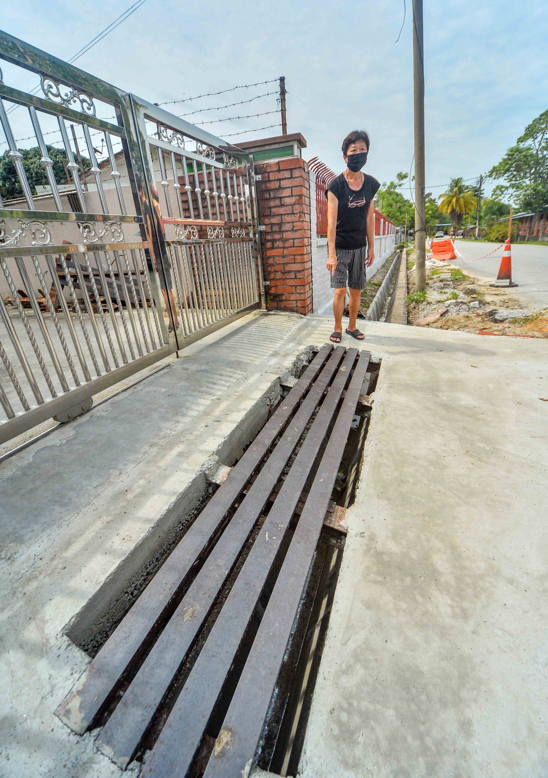 NS芙蓉/提升沟渠工程将居民门前铁沟盖全拆除因不满，玛丽约瑟芬邀官员、承包商一起巡视聆听民声