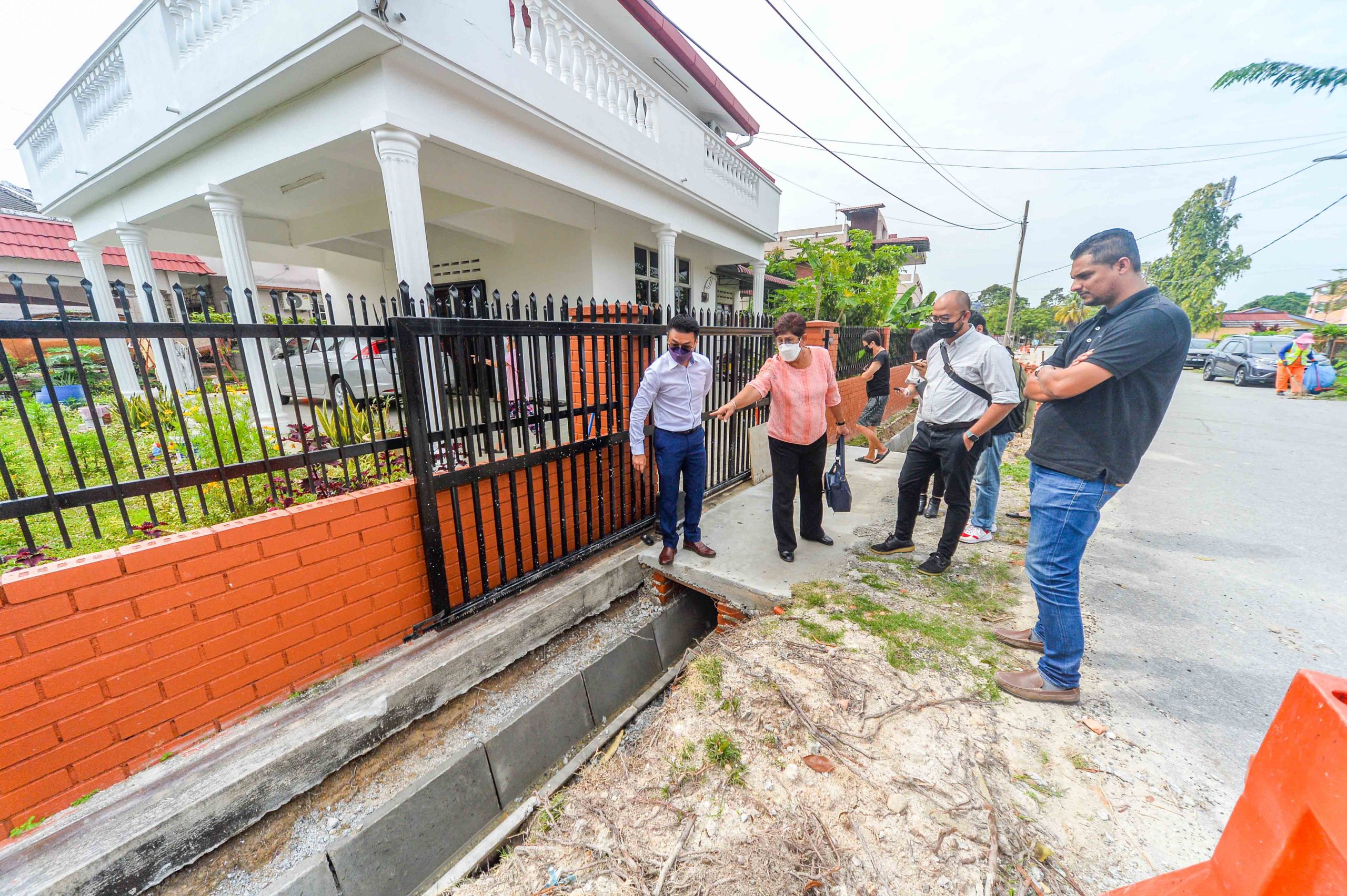 NS芙蓉/提升沟渠工程将居民门前铁沟盖全拆除因不满，玛丽约瑟芬邀官员、承包商一起巡视聆听民声