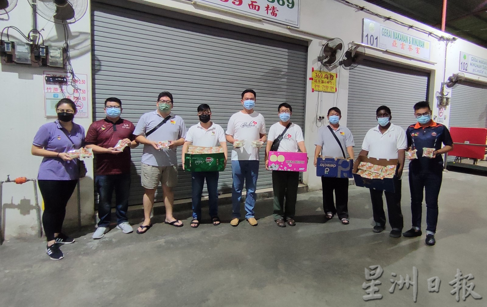 张聒翔团队到马口小贩中心派月饼