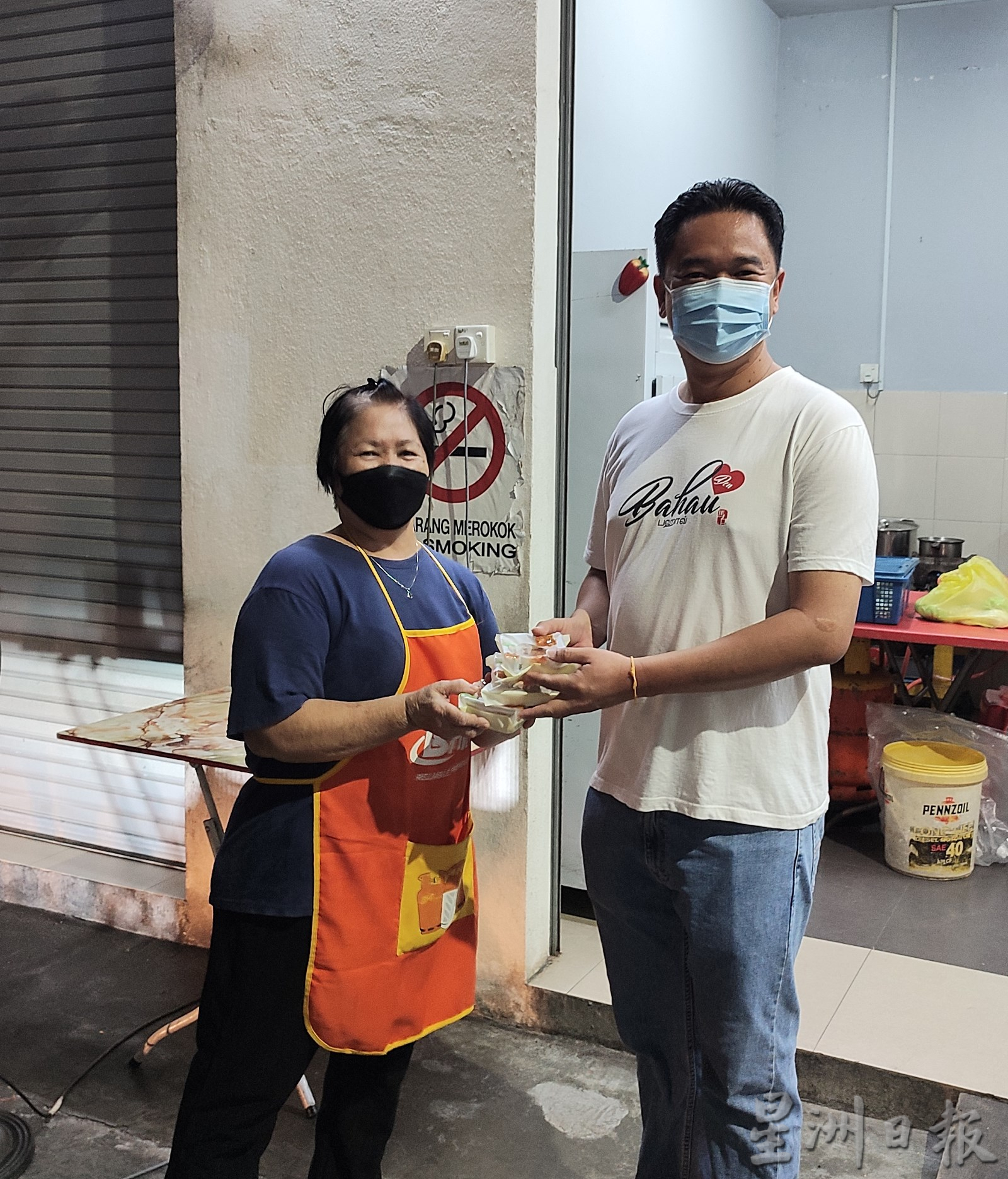 张聒翔团队到马口小贩中心派月饼