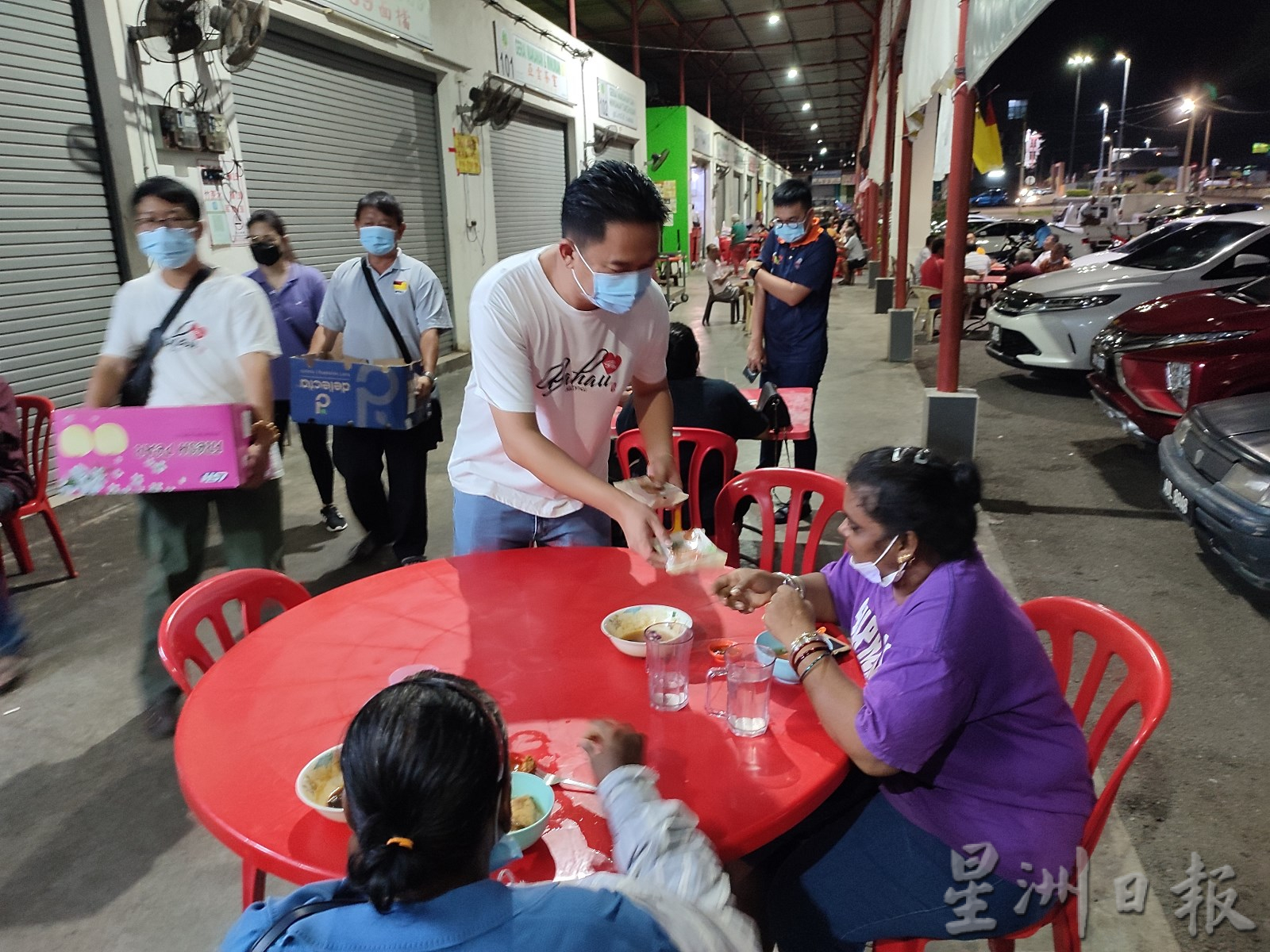 张聒翔团队到马口小贩中心派月饼