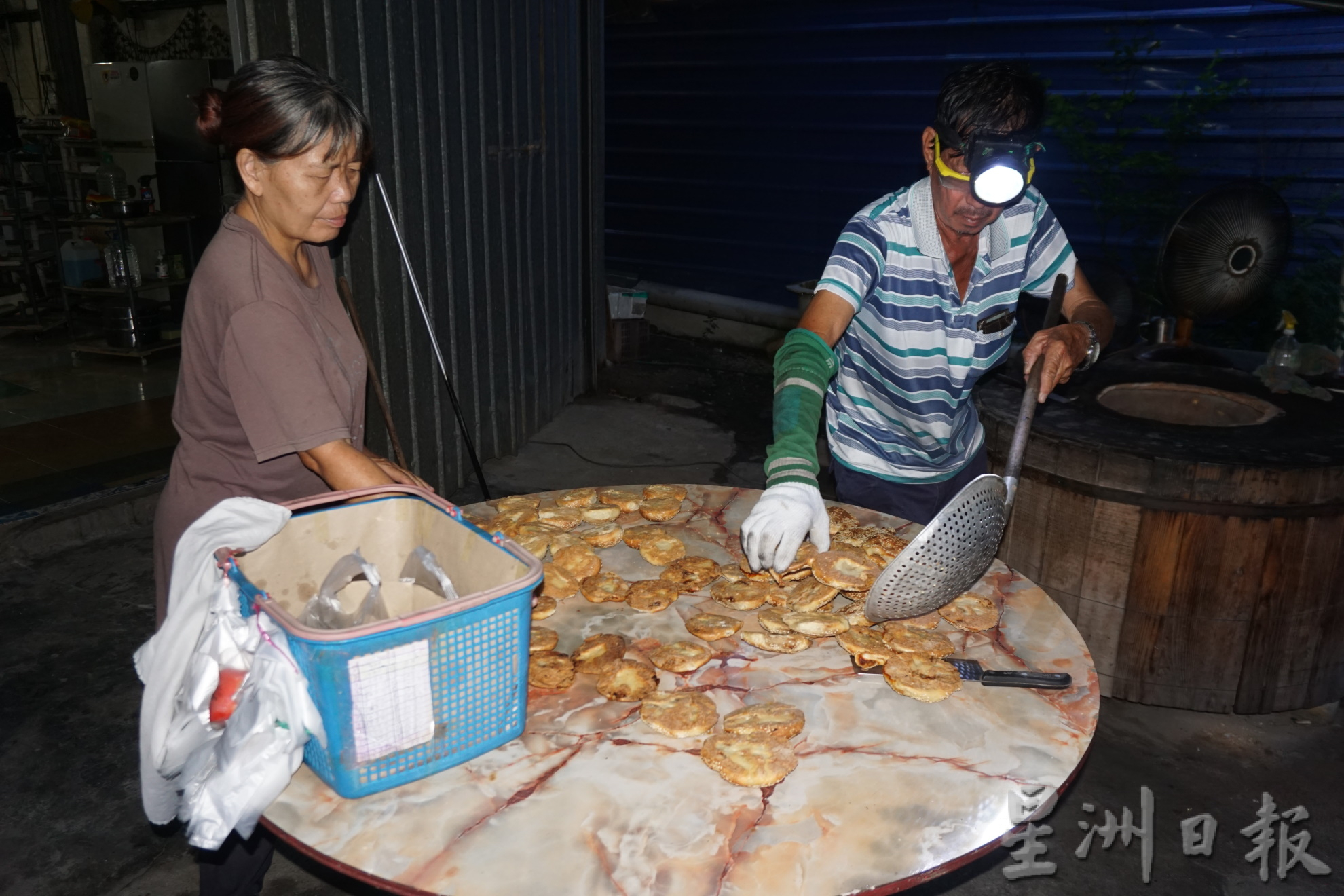 pk今天下/大霹雳封底主文/【餐车趴趴走】/骑摩托车卖光饼