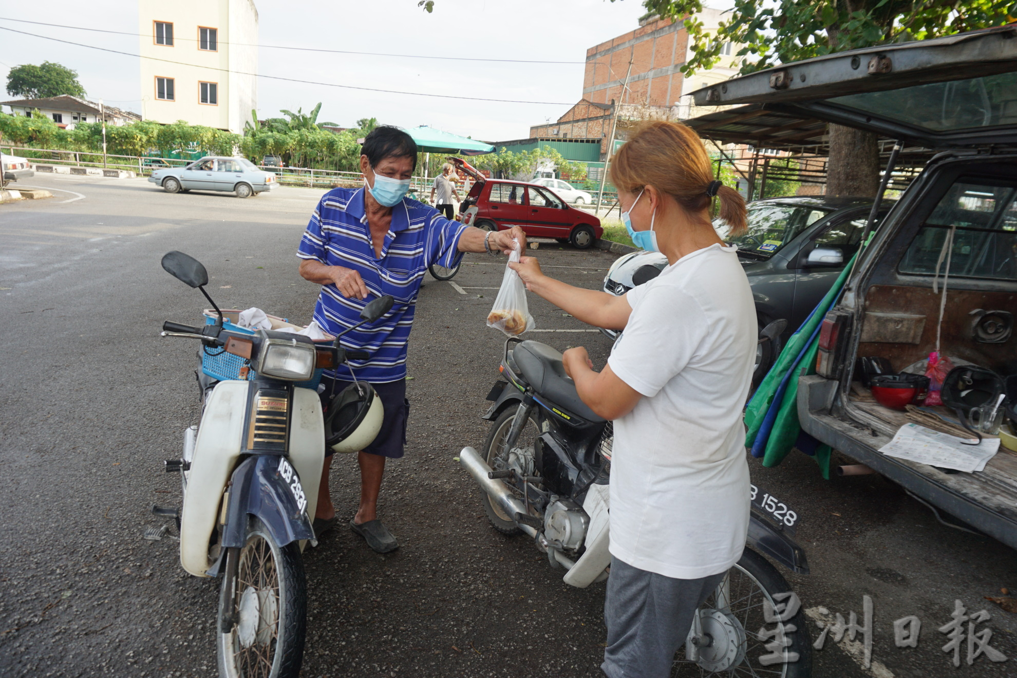 pk今天下/大霹雳封底主文/【餐车趴趴走】/骑摩托车卖光饼