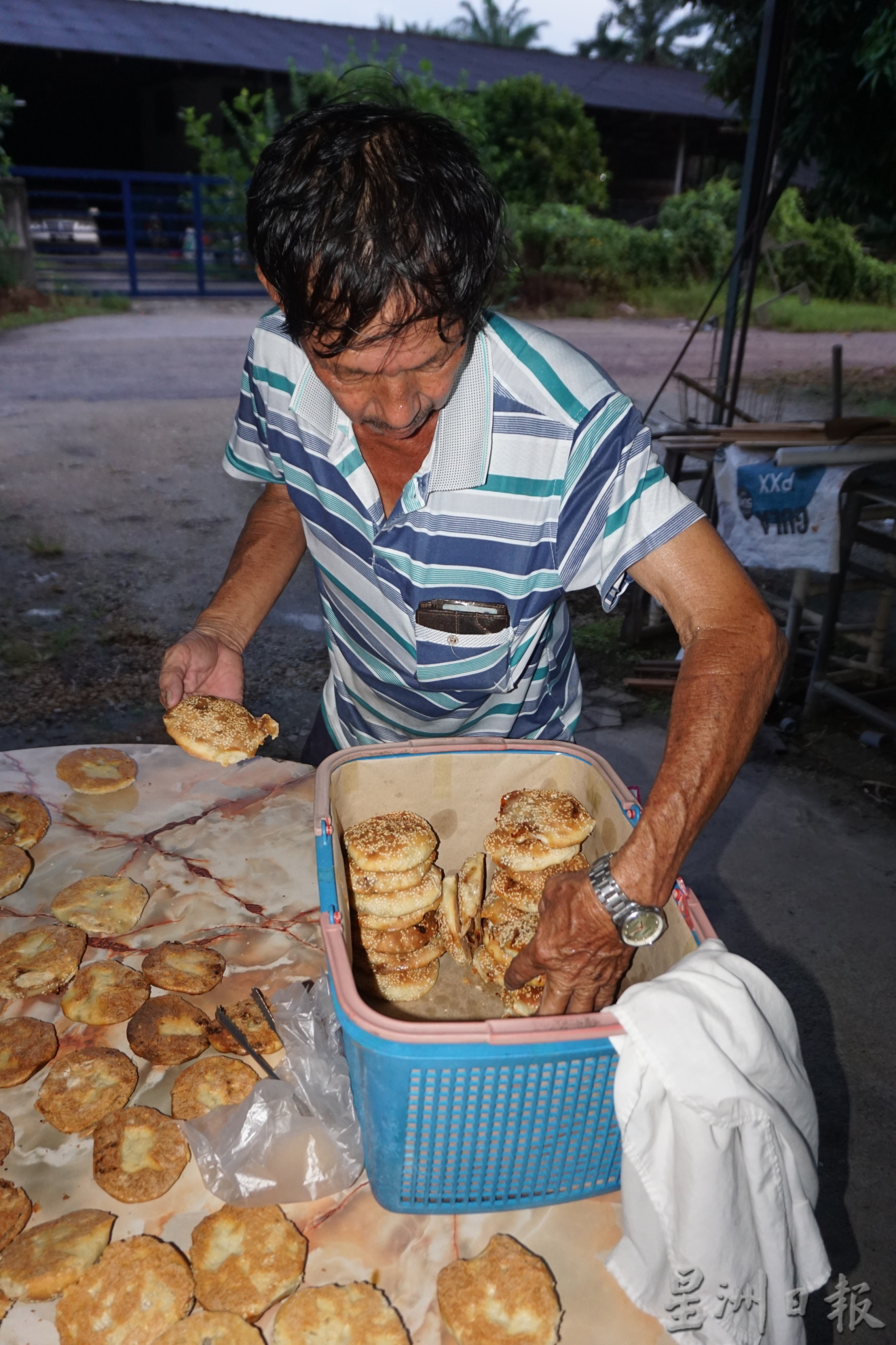 pk今天下/大霹雳封底主文/【餐车趴趴走】/骑摩托车卖光饼