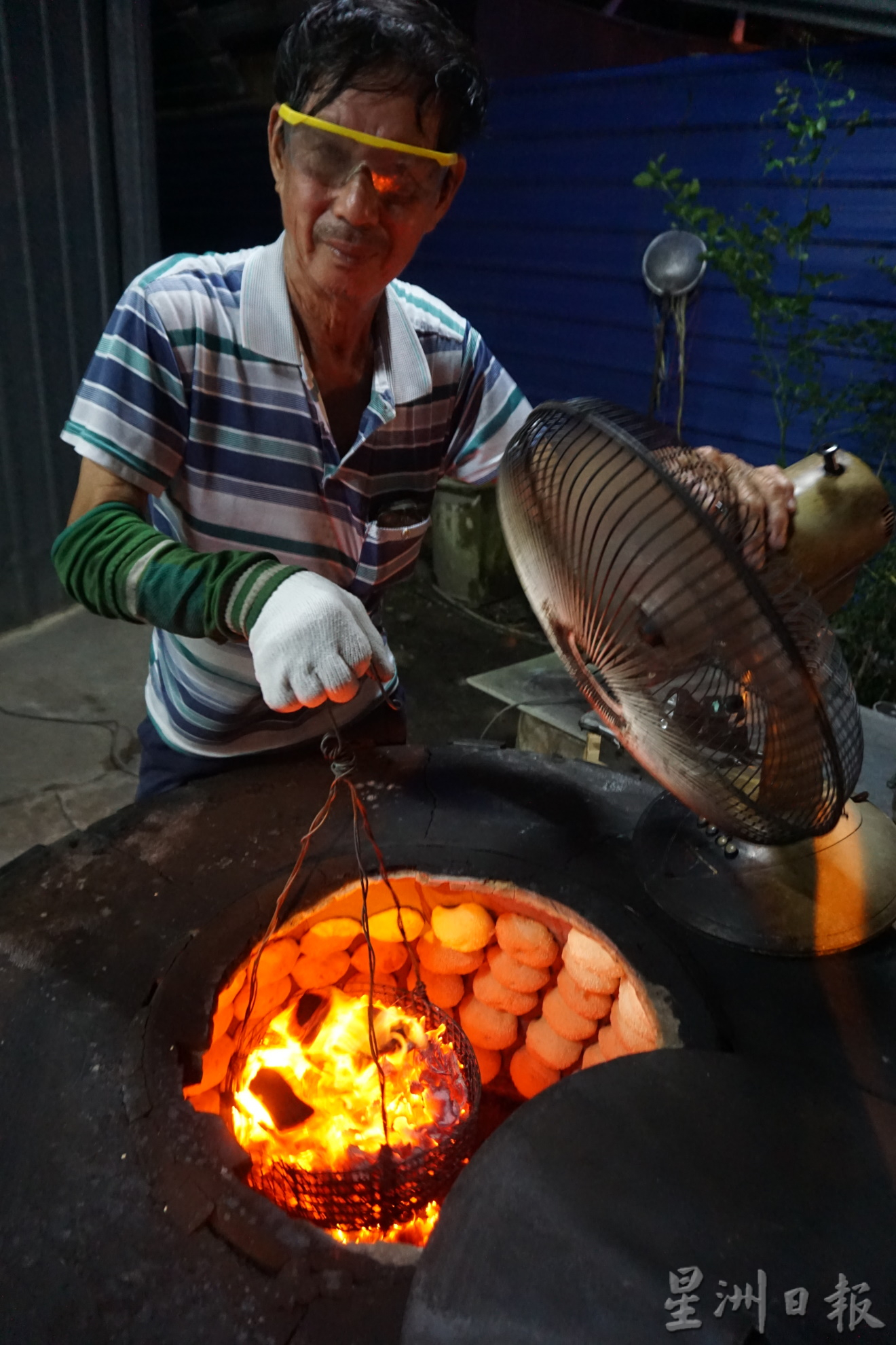 pk今天下/大霹雳封底主文/【餐车趴趴走】/骑摩托车卖光饼