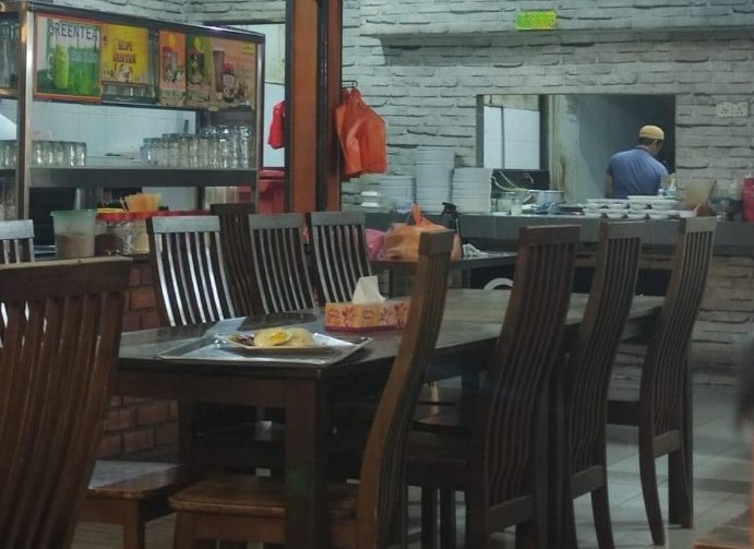 USA炒饭有死苍蝇 服务生3招处理 顾客不骂还赞！