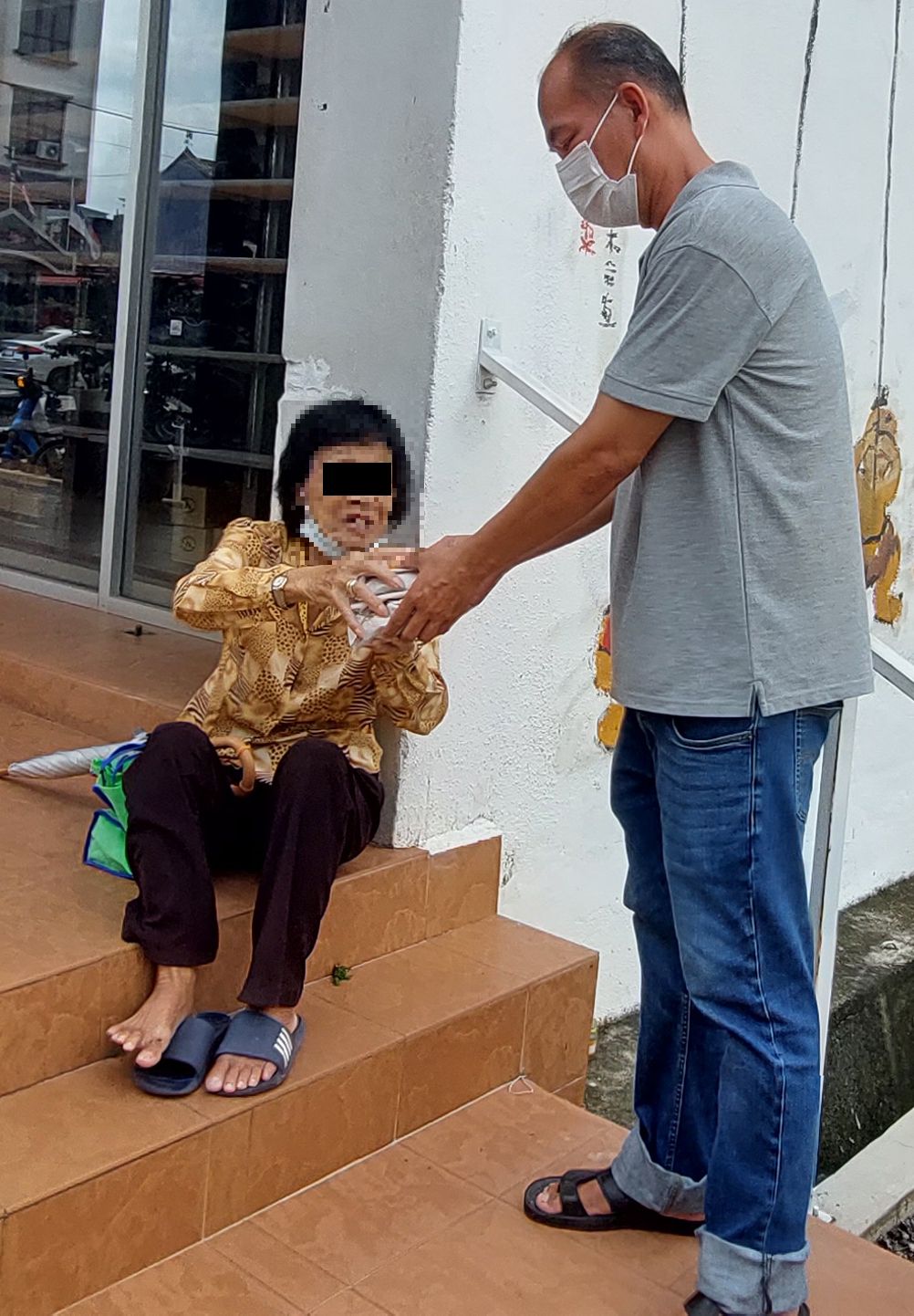 2/10《有故事的人》派爱心食物 看尽人情冷暖