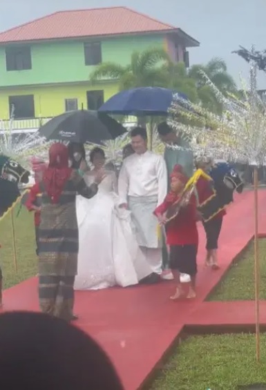 2/10见报∕我们∕次文∕华裔新人行马来婚礼 网赞:真正的大马一家