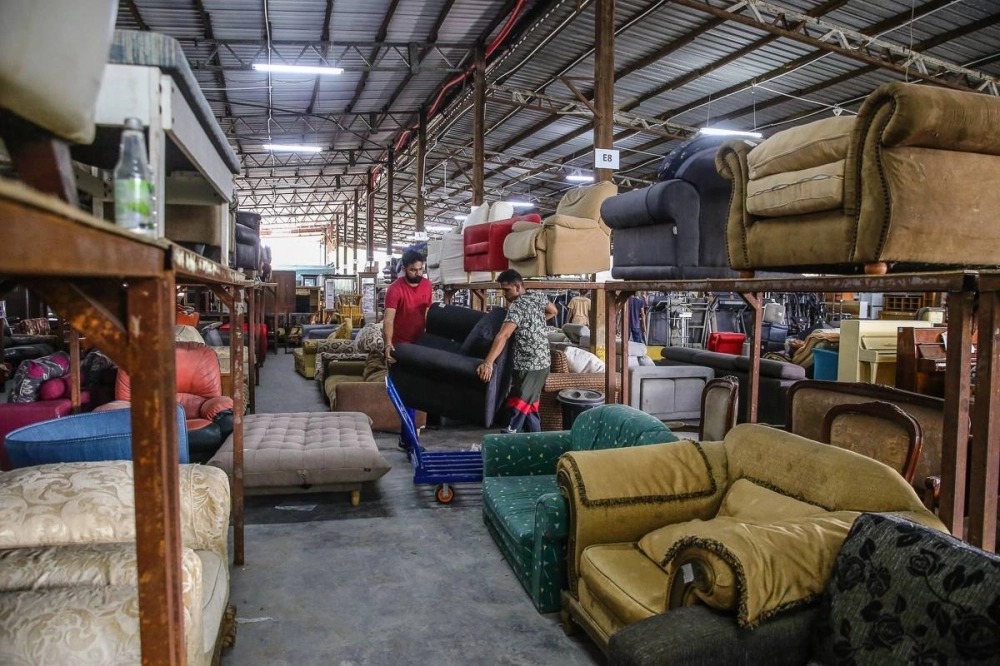 2好友看准市场潜力  4万件被弃家具变“黄金”