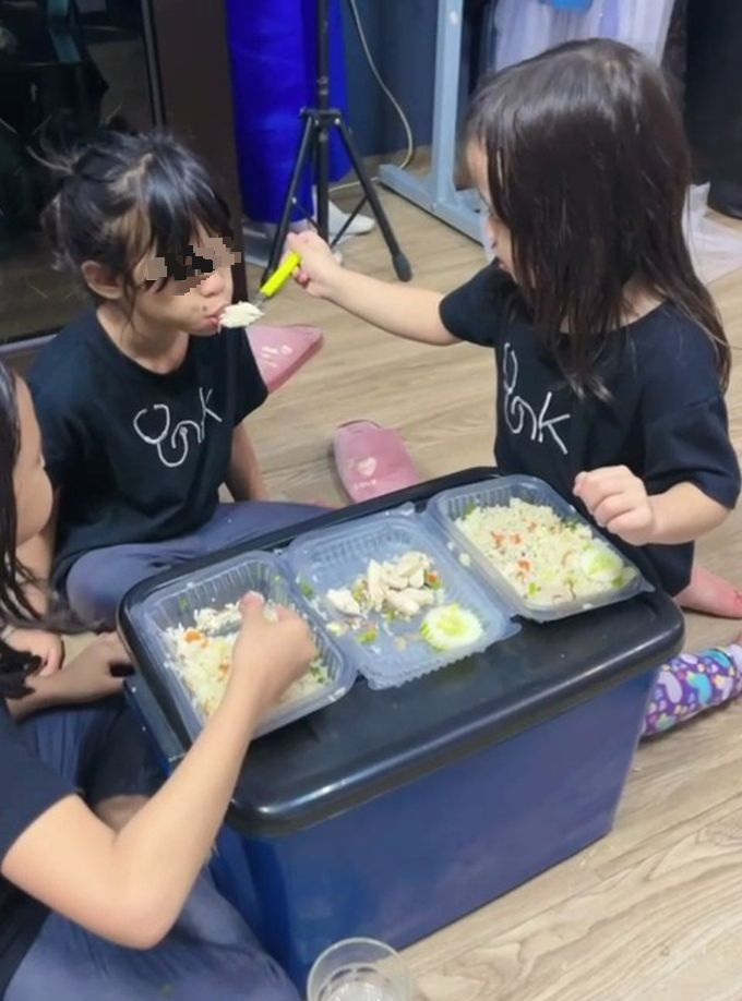 4岁妹贴心照顾6岁特殊姐 剥虾壳喂食清理屎尿牵手上学