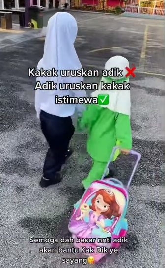 4岁妹贴心照顾6岁特殊姐 剥虾壳喂食清理屎尿牵手上学