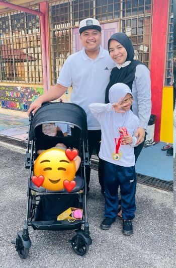 4岁妹贴心照顾6岁特殊姐 剥虾壳喂食清理屎尿牵手上学