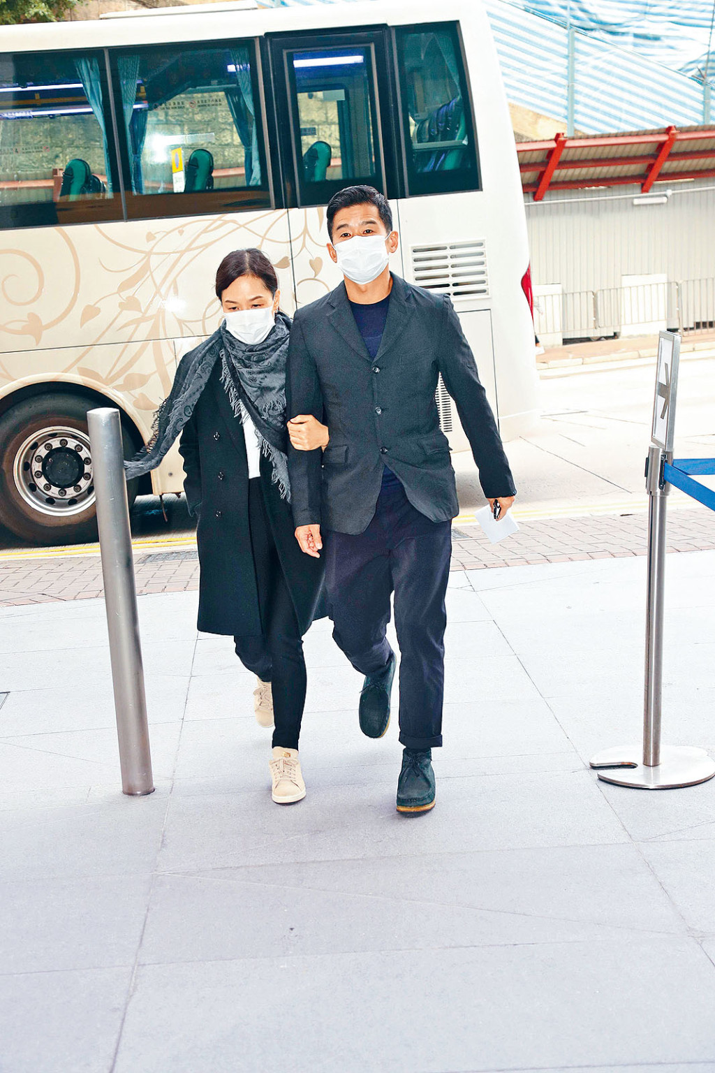 53岁彭羚近照曝光 脸色红润身材纤瘦零老态