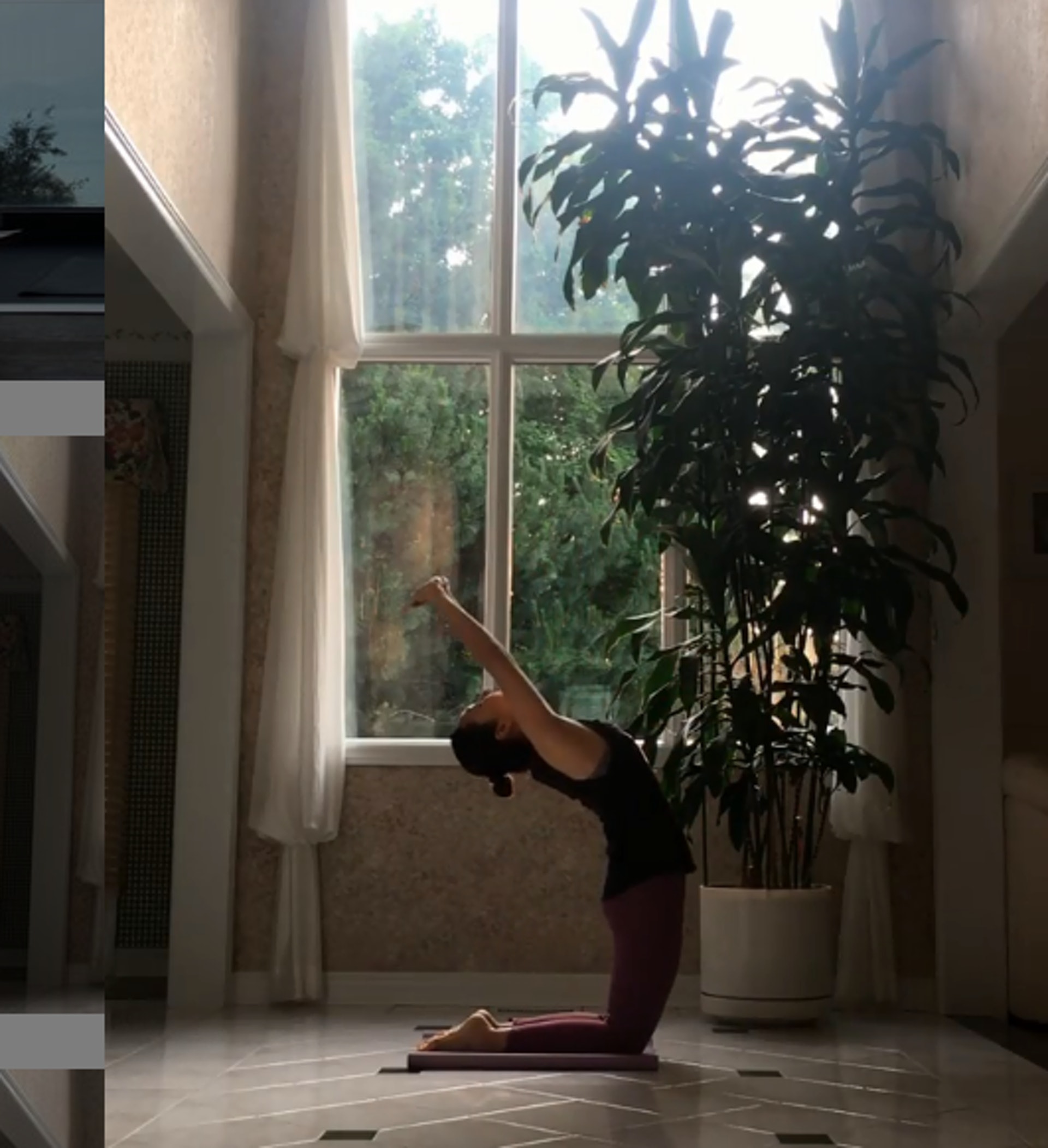 53岁彭羚近照曝光 脸色红润身材纤瘦零老态