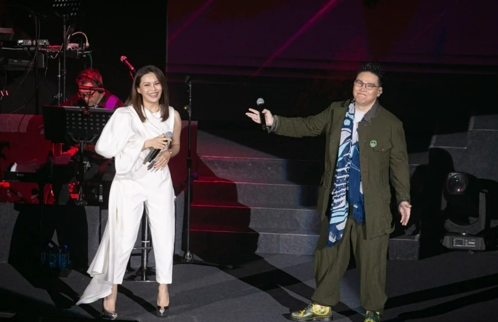 55岁苏永康福态身形台开唱 自侃与周蕙合拍MV像“乱伦”