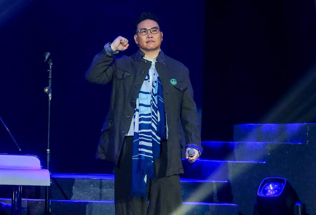 55岁苏永康福态身形台开唱 自侃与周蕙合拍MV像“乱伦”