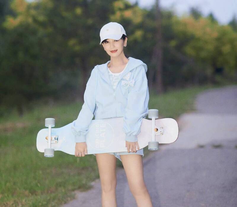 67岁赵雅芝溜滑板 网轰经纪人“不顾老人安全”