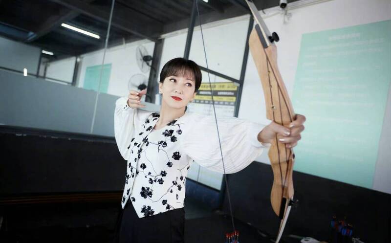 67岁赵雅芝溜滑板 网轰经纪人“不顾老人安全”