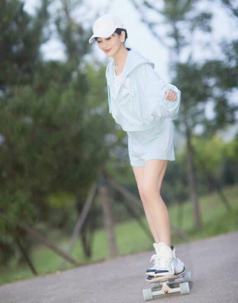 67岁赵雅芝溜滑板 网轰经纪人“不顾老人安全”