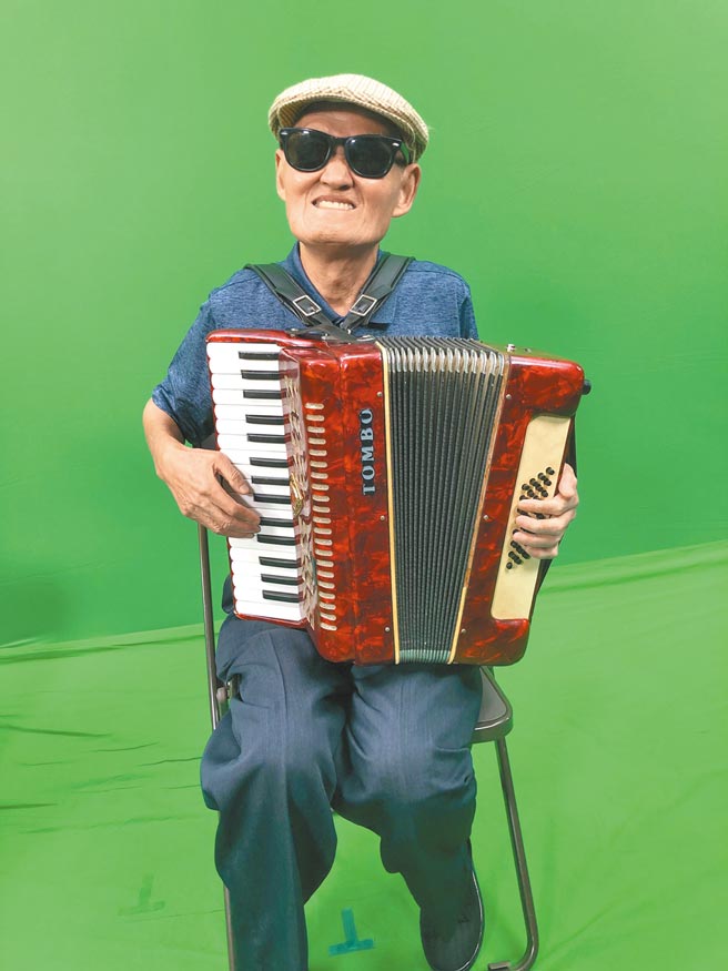 73岁李炳辉衣著单薄市场卖唱　杨元庆心疼掏光百钞打赏