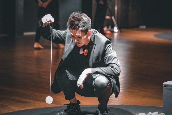 73岁李炳辉衣著单薄市场卖唱　杨元庆心疼掏光百钞打赏