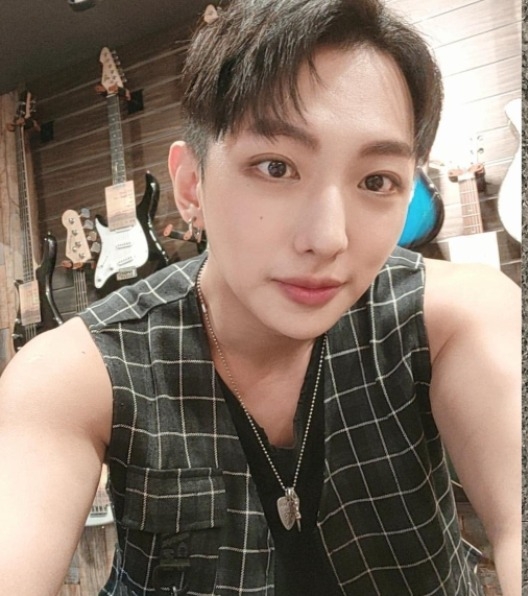 8点档男星深夜失控 直播飙骂警察