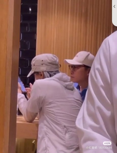 ​60岁星爷吃日本餐被野生捕获  拿手机动作惹网民热议