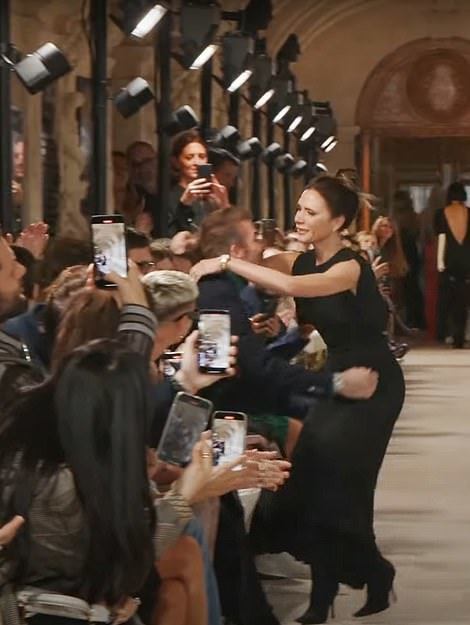 儿媳捧场粉碎不和传闻 维多利亚服装秀谢幕泪崩