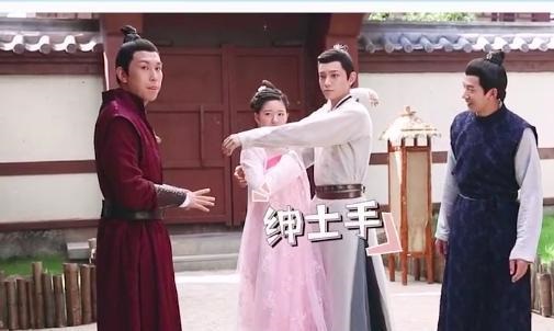 同款手机壳露馅? 赵露思丁禹兮交往证据曝光