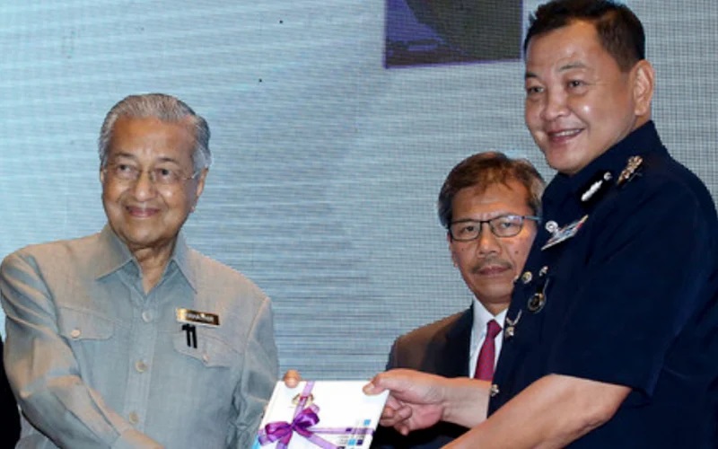 敦马要前总警长阿都哈密!欲说服他上阵大选