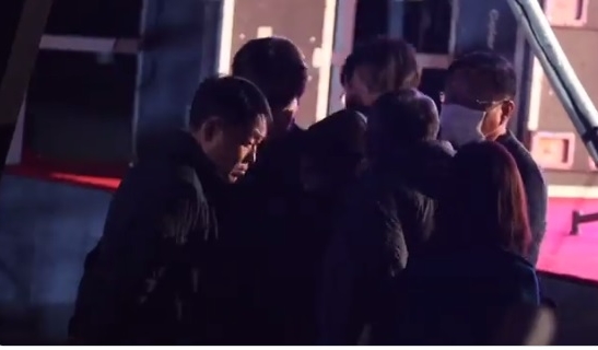 ​韩星痛心梨泰院惨祸唱不下去  遭观众狂嘘爆发肢体冲突