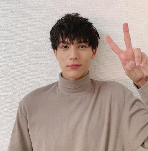 “千年一遇美少女”桥本环奈爆热恋 变装奔男星家约会被拍