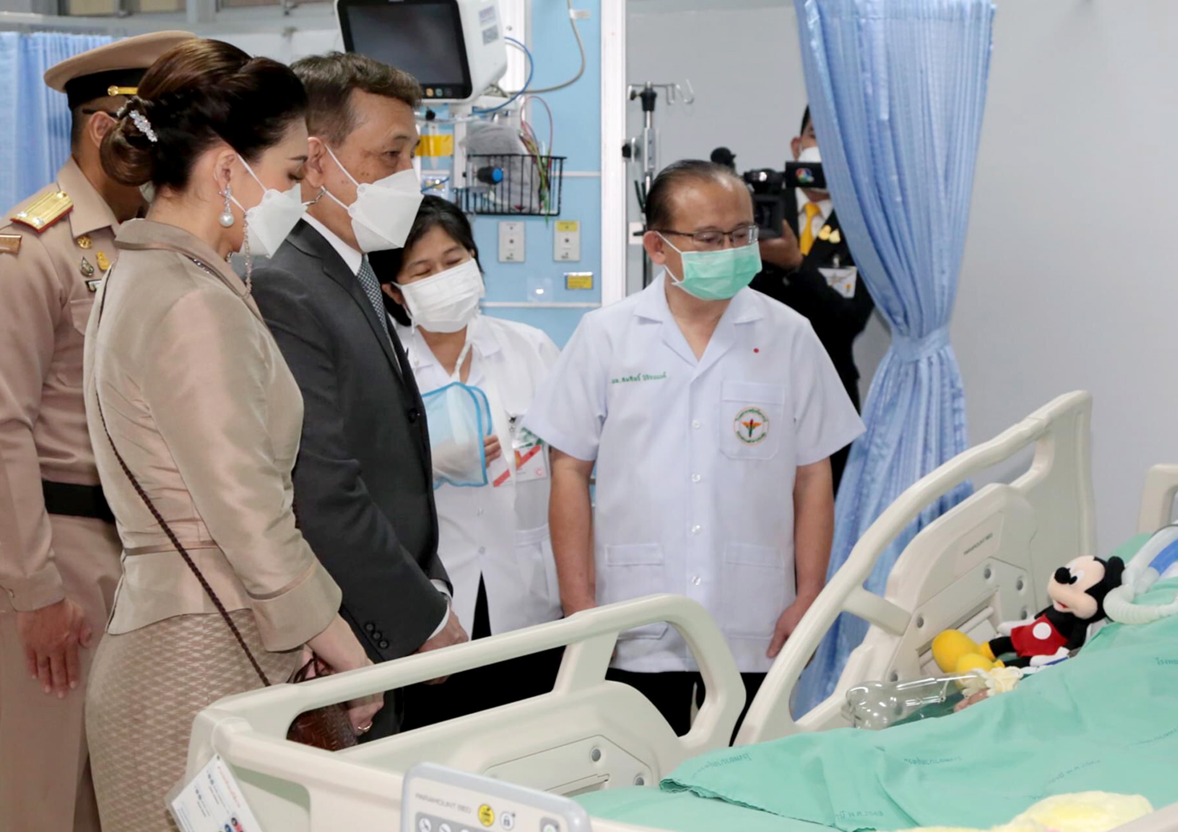 “我能体会你们的悲痛” 泰王探望托儿所遇害者家属