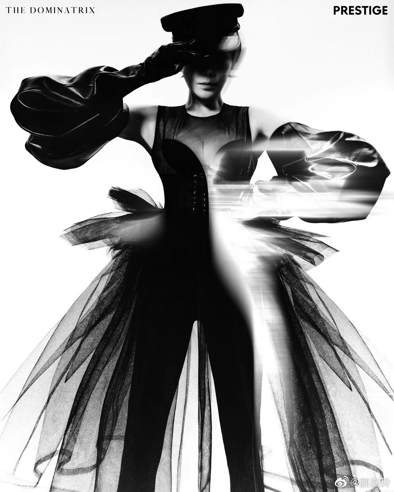 下半身只剩黑网袜 56岁刘嘉玲晒火辣蜜桃臀