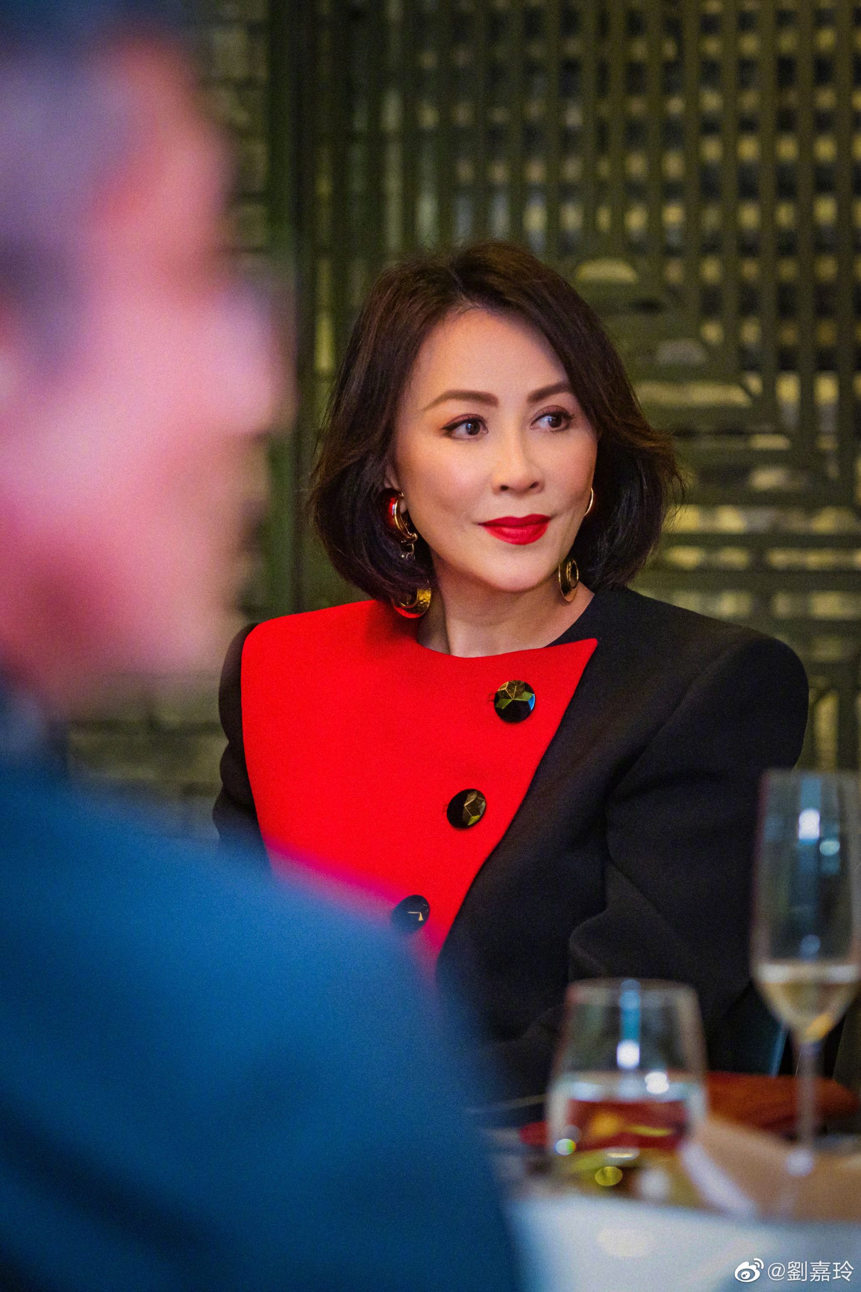 下半身只剩黑网袜 56岁刘嘉玲晒火辣蜜桃臀