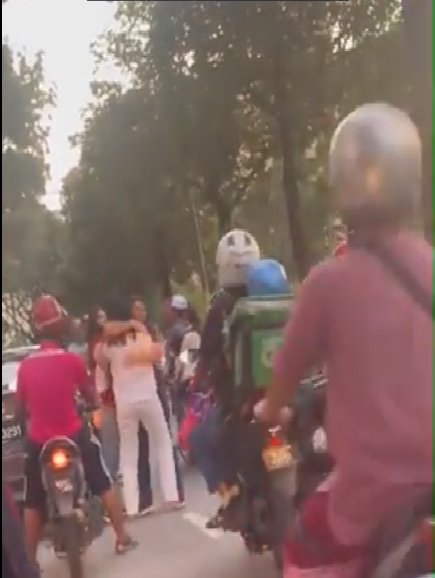 不满驾驶行为 两批人路旁开骂 警方：当众滋事调查