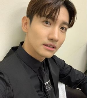 东方神起昌珉结婚2年当爸 “感谢儿子健康到来”