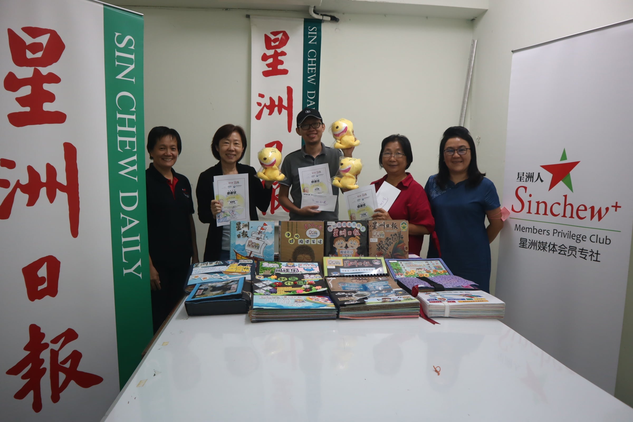 东：2022年第三届星洲日报《星星学堂》全国小学生阅读笔记制作比赛（东海岸区）成绩揭晓，今年共获得21所华小呈交63本参赛作品，反应踊跃，感谢校方的支持与参加！