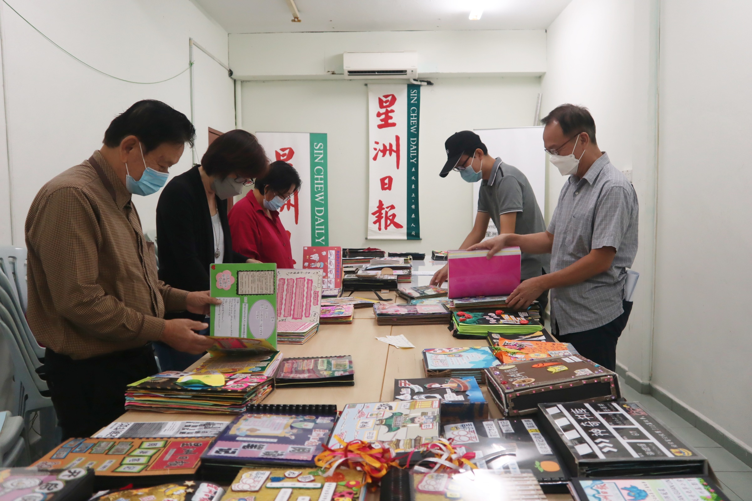 东：2022年第三届星洲日报《星星学堂》全国小学生阅读笔记制作比赛（东海岸区）成绩揭晓，今年共获得21所华小呈交63本参赛作品，反应踊跃，感谢校方的支持与参加！