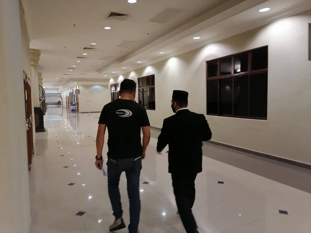 东：2烂车长期置路旁威胁交通安全，汽车零件商被罚款300令吉2烂车被充公。