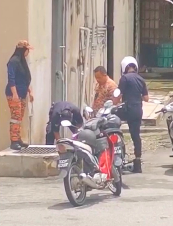 东:一名印裔男子不知何故掉入迷你超市后巷沟渠,堵在沟内动弹不得。